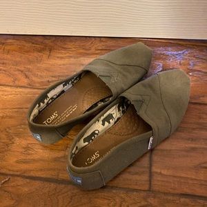 Woman’s Toms size 7.5- olive. Like new